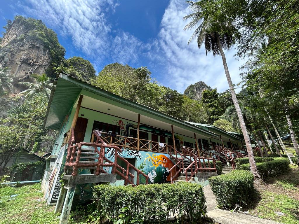 Chill Out Bar & Bungalow, Tonsai beach — photo 5