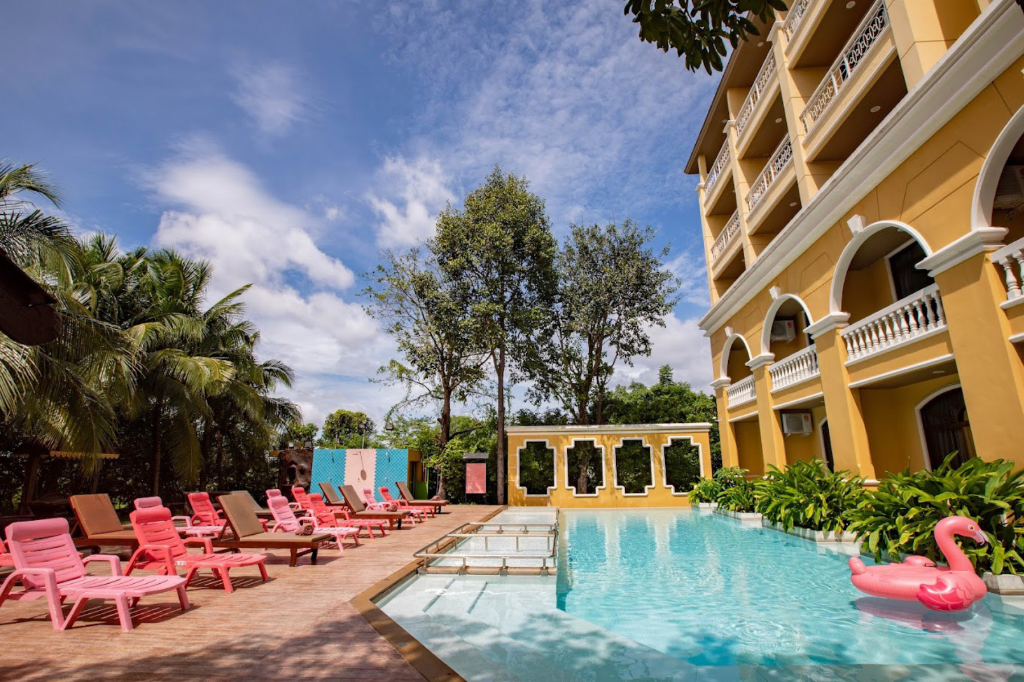 ROYAL PINEAPPLE HOTEL | a welcome to wealth & good fortune — photo 5