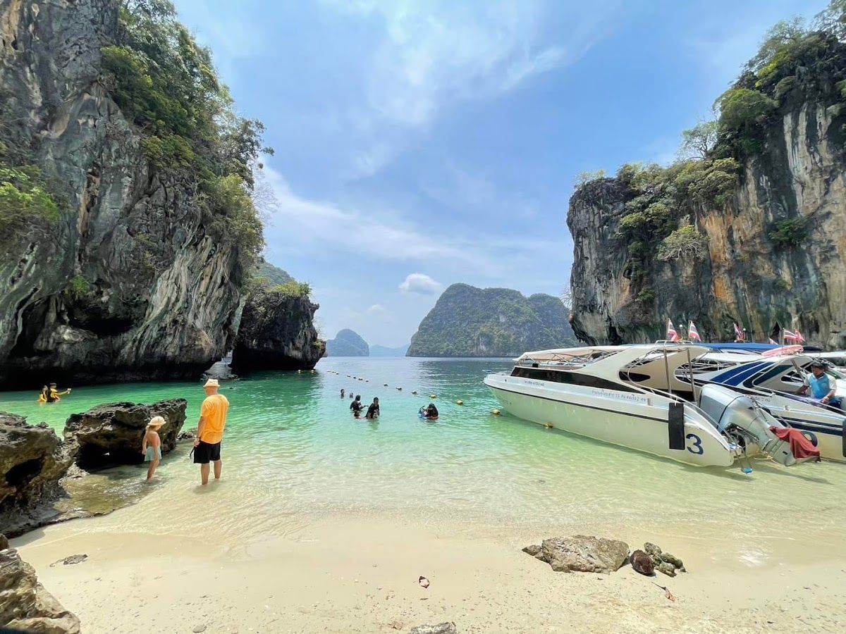 Lao Lading — broad, sheltered and calm, where guides set up the group Thai lunch on most Hong Islands tours Koh Lao Lading's sheltered beach — the standard lunch stop on the Hong Islands tour from Krabi