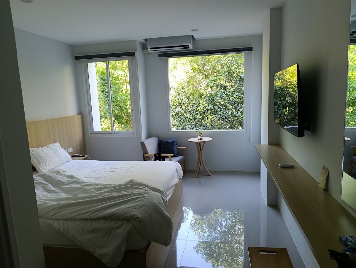 Ao Nang Cheaper Hotel pool and grounds in Klong Muang