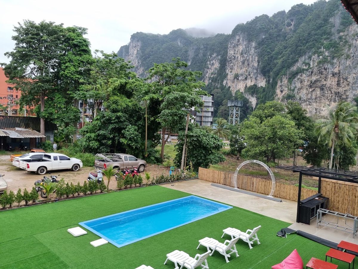 Fahsai Hostel (Aonang) pool and grounds in Krabi Town