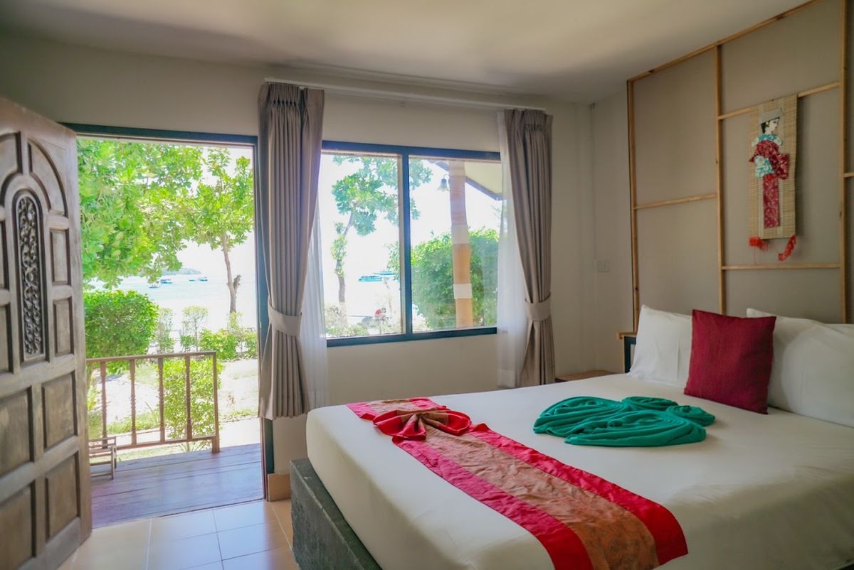 Phi Phi Sand Sea View Resort pool and grounds in Ao Nang